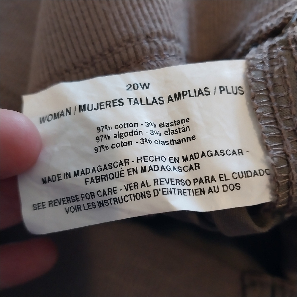 Gloria Vanderbilt Women's Plus Size 20 W Khaki Cargo NWT Causal Capris Pants - Picture 3 of 10